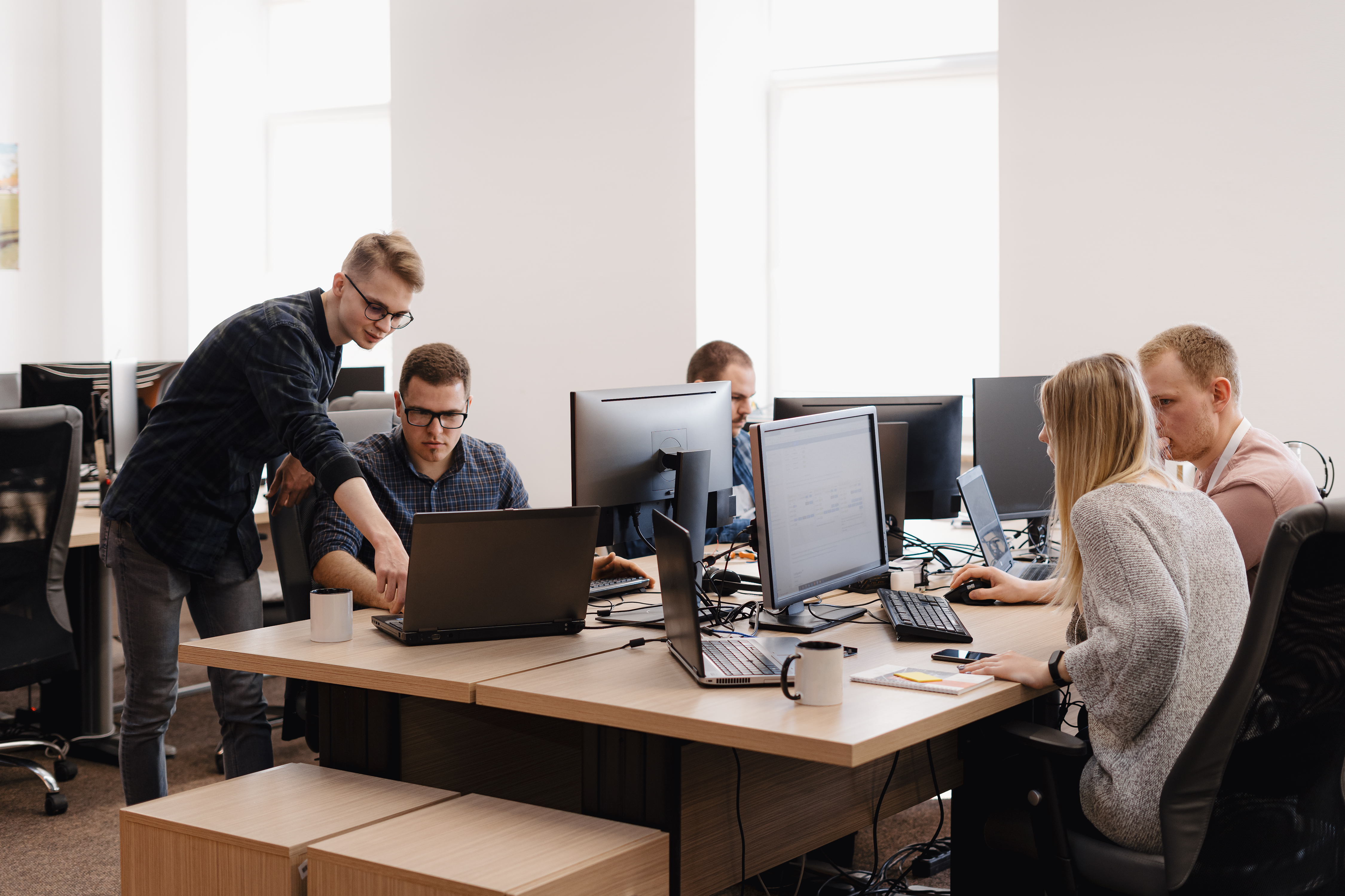 Especialistas de Dalup Systems realizando mantenimiento técnico de sistemas