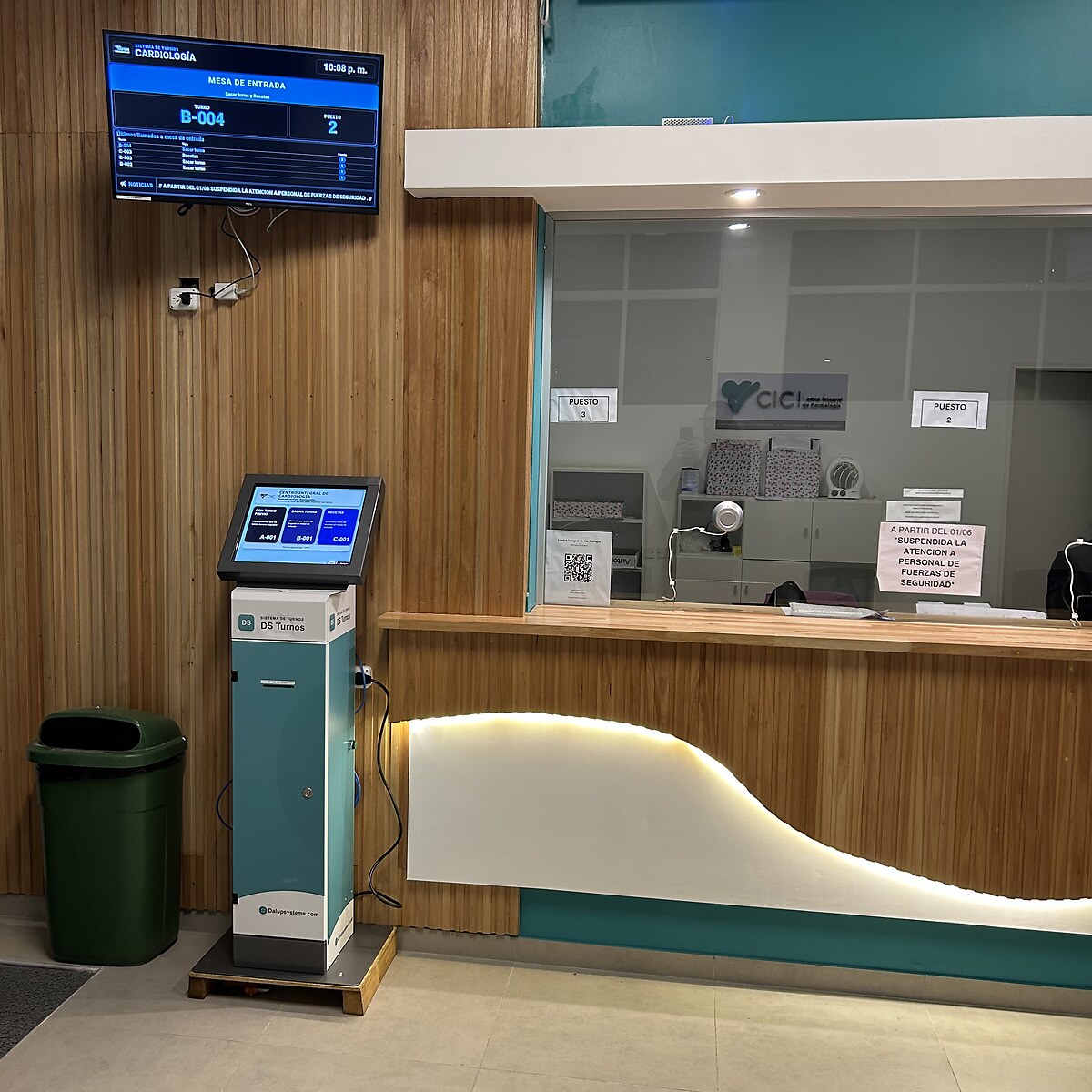 Recepción con tótem DS Turnos, pantalla de llamado y mostrador de atención