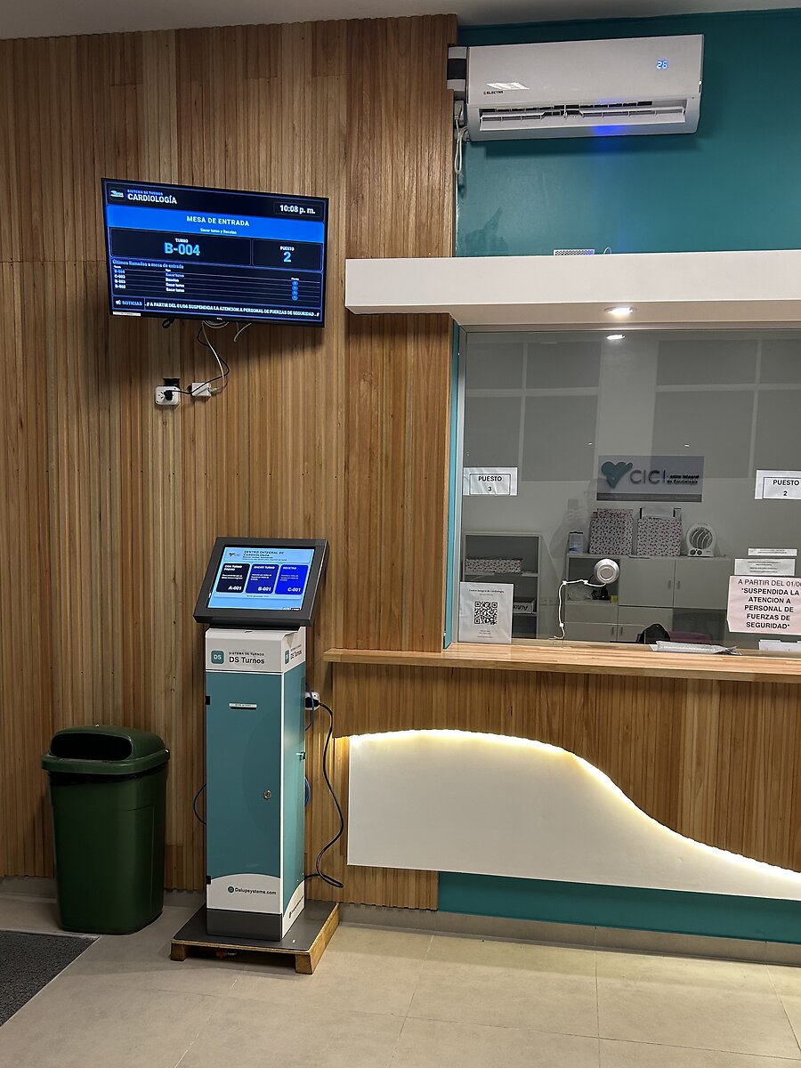 Recepción de Cardiología con tótem DS Turnos y pantalla de llamado
