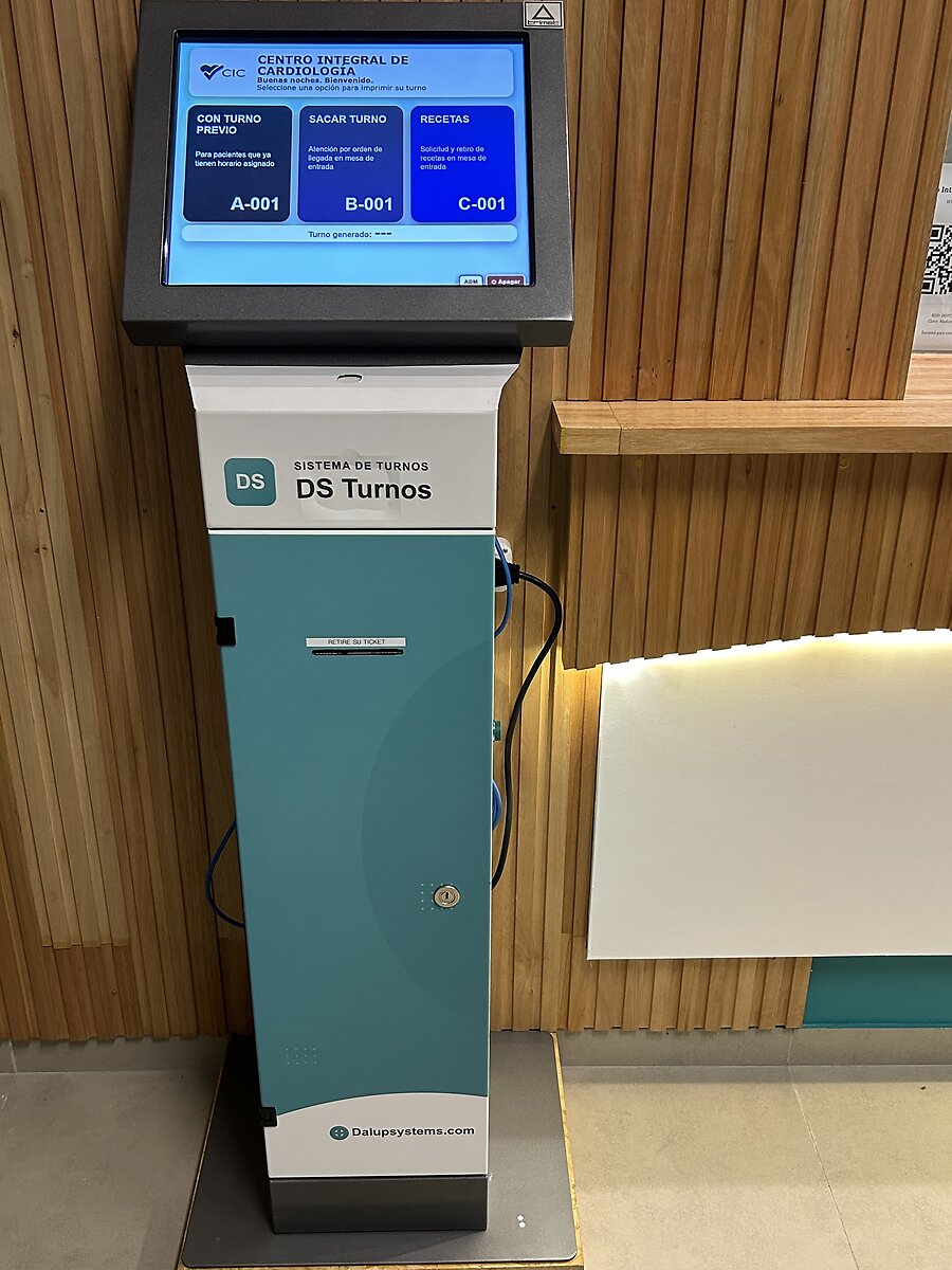 Tótem de autogestión DS Turnos con la pantalla de opciones