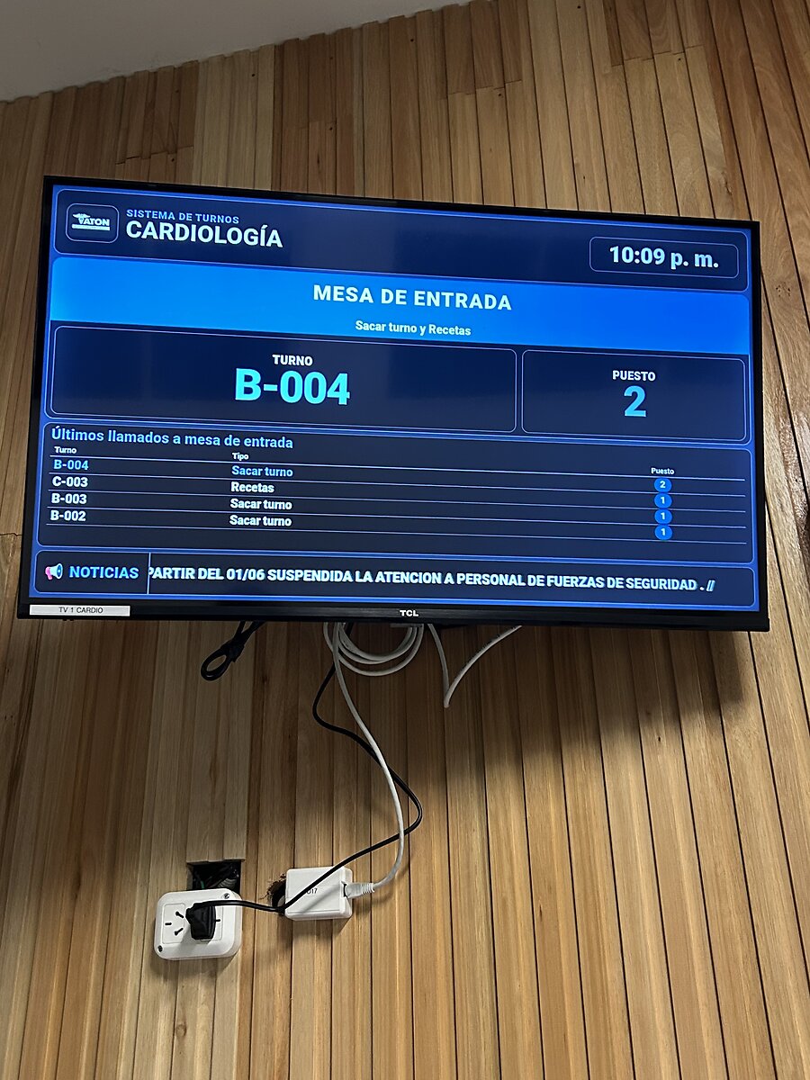 Pantalla de mesa de entrada llamando el turno B-004