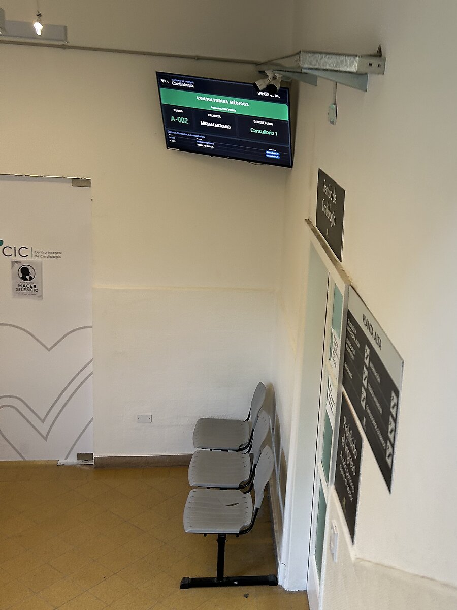 Sala de espera con pantalla de llamado de consultorios