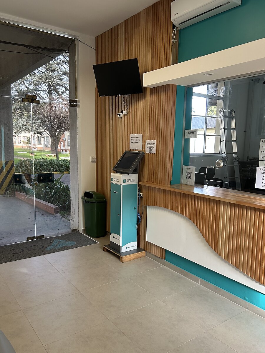 Entrada principal del centro médico con el tótem DS Turnos instalado