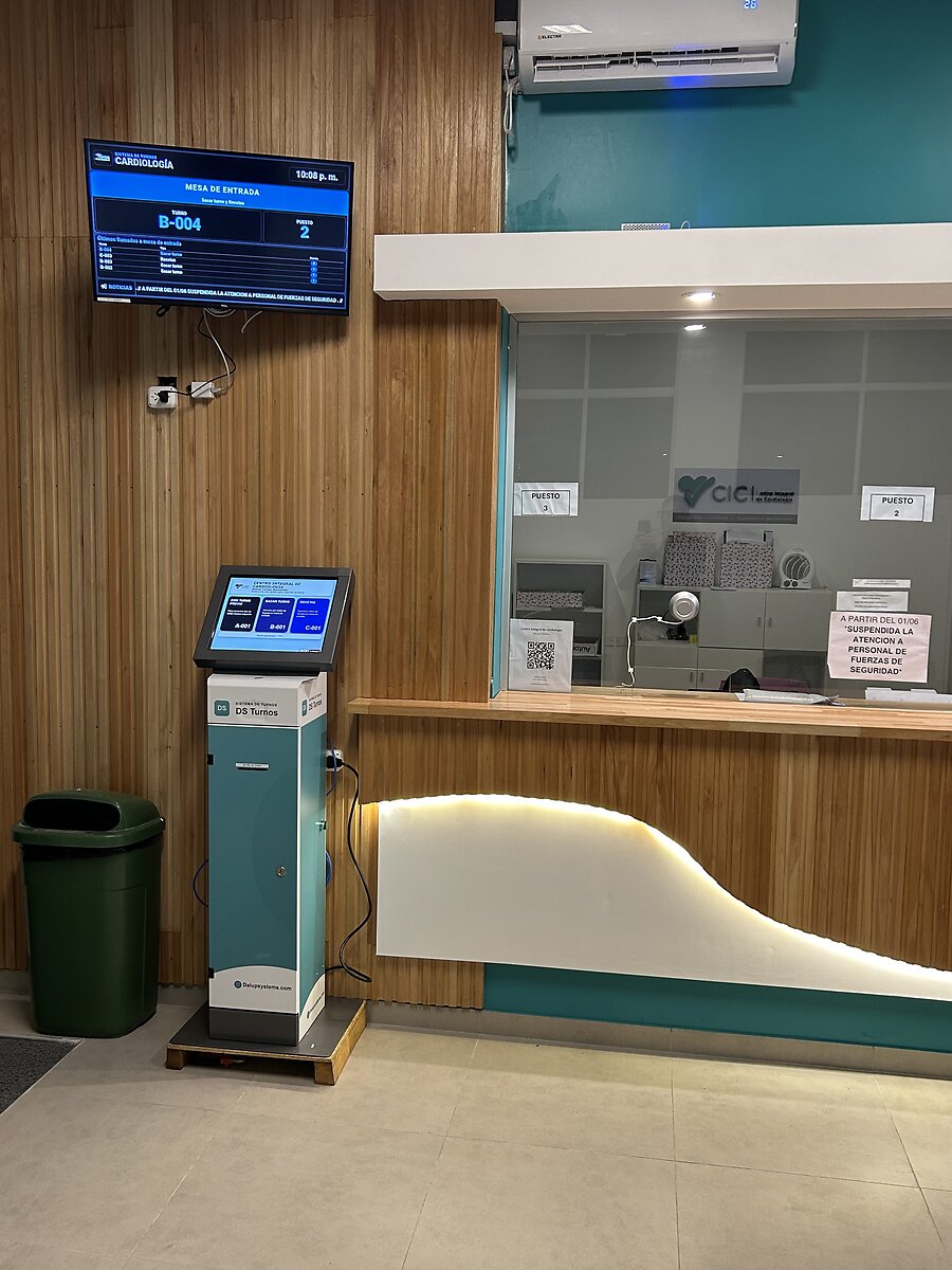 Recepción con tótem DS Turnos y pantalla de llamado instalados