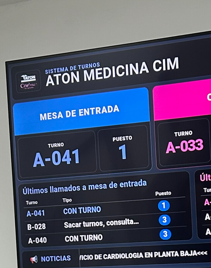 Pantalla de sala de espera mostrando el turno llamado y los últimos llamados a mesa de entrada