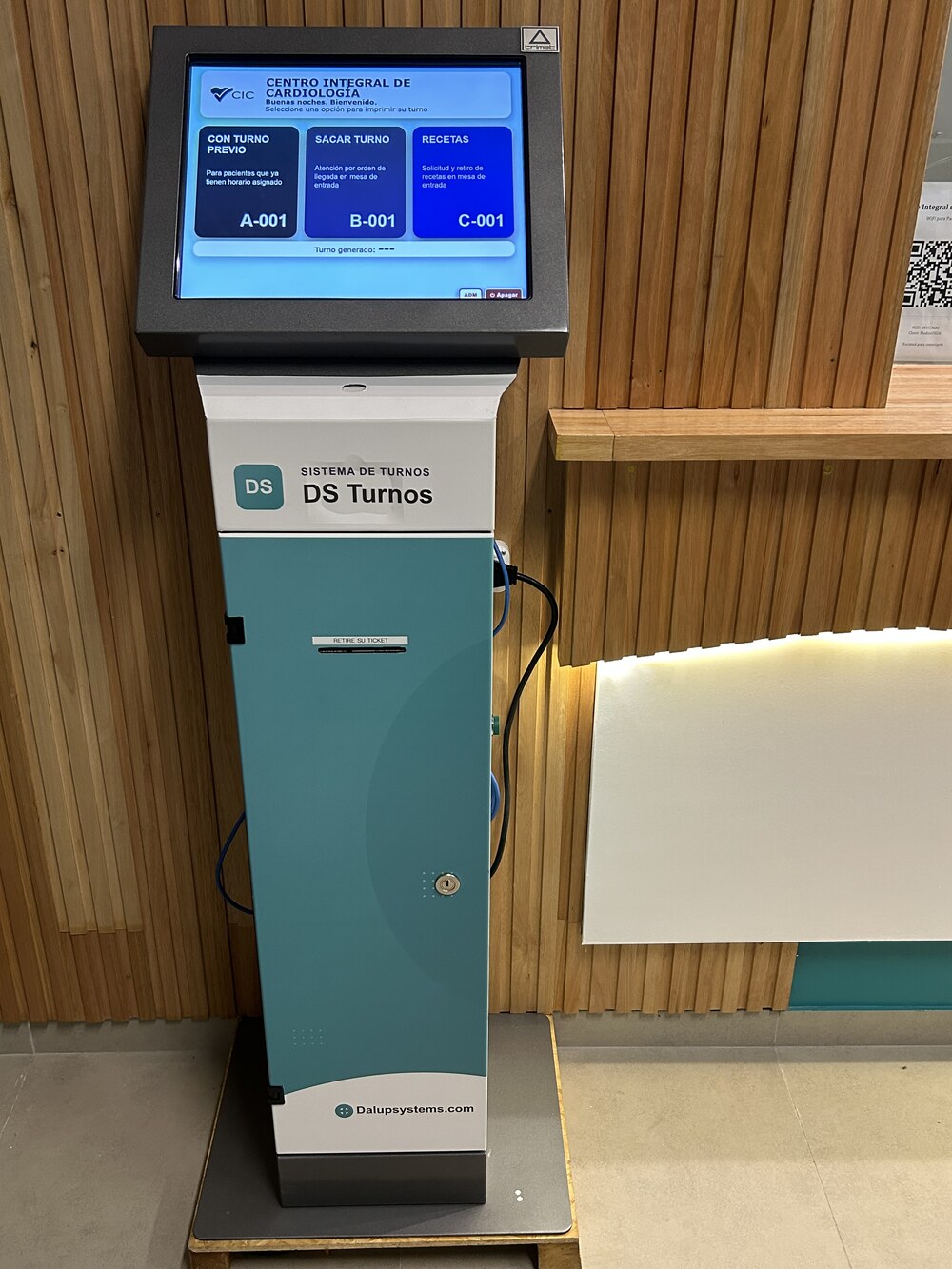 Tótem de autogestión de turnos DS Turnos instalado en la recepción de Cardiología
